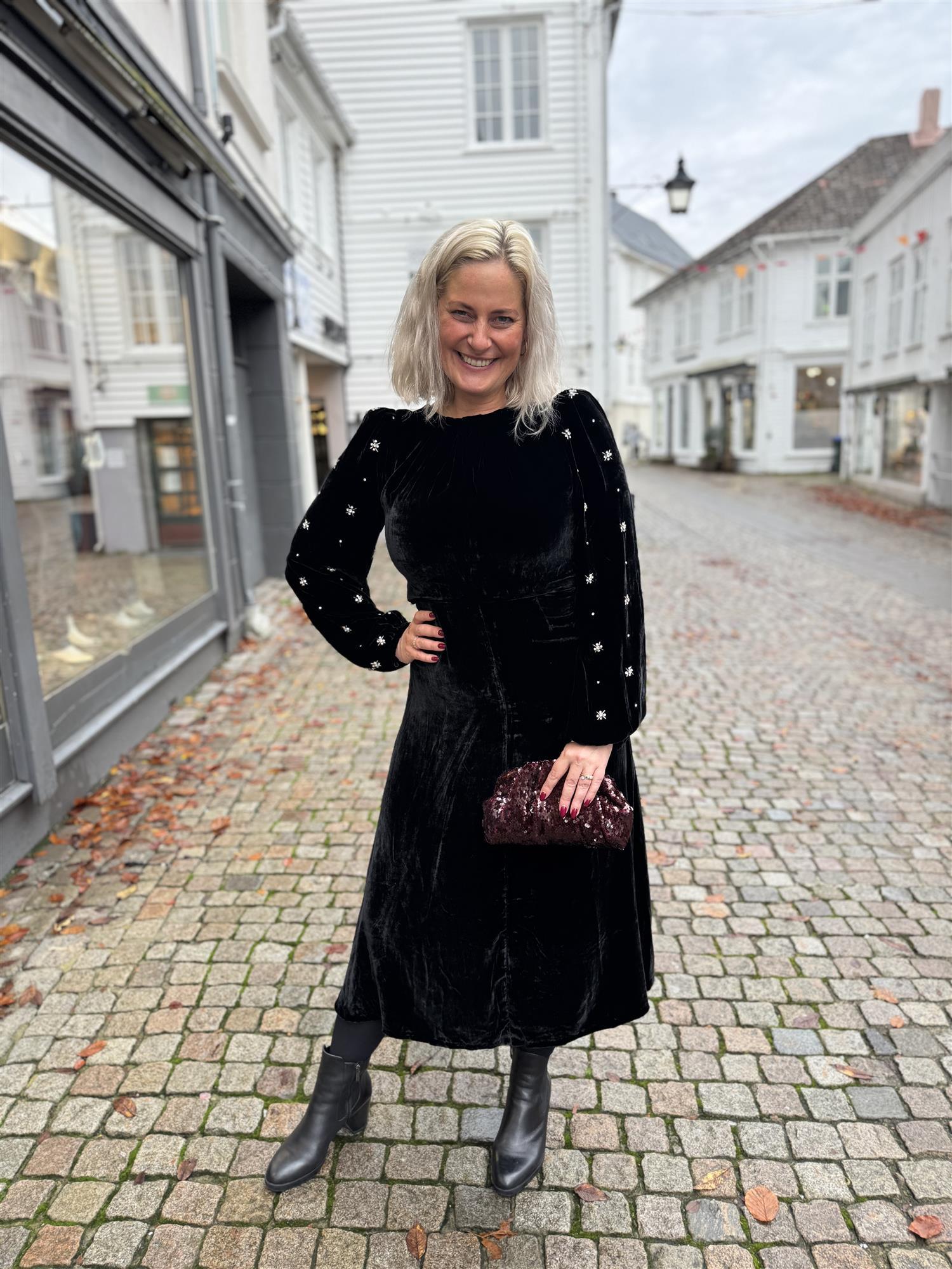 Ava Embellished i sort ekstra vinkel, kjole fra Pia Tjelta hos Image Mandal