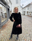 Ava Embellished i sort ekstra vinkel, kjole fra Pia Tjelta hos Image Mandal
