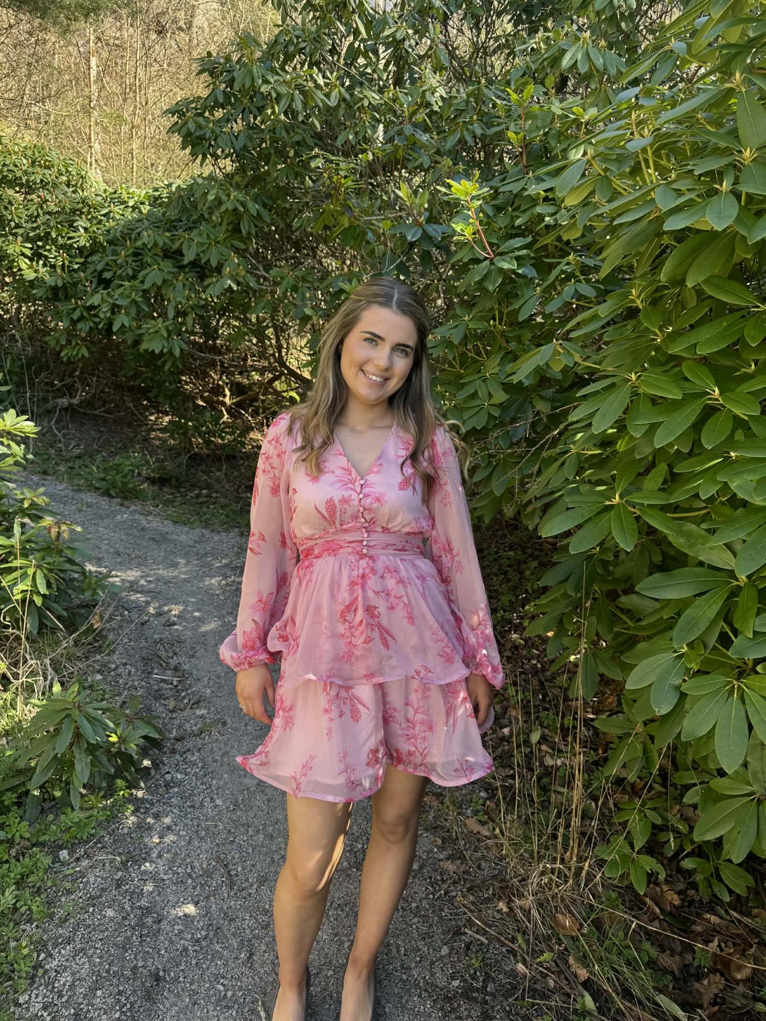 Rivana Print Chiffon Dress i rosa i polyester, kjole fra Neo Noir hos Image Mandal