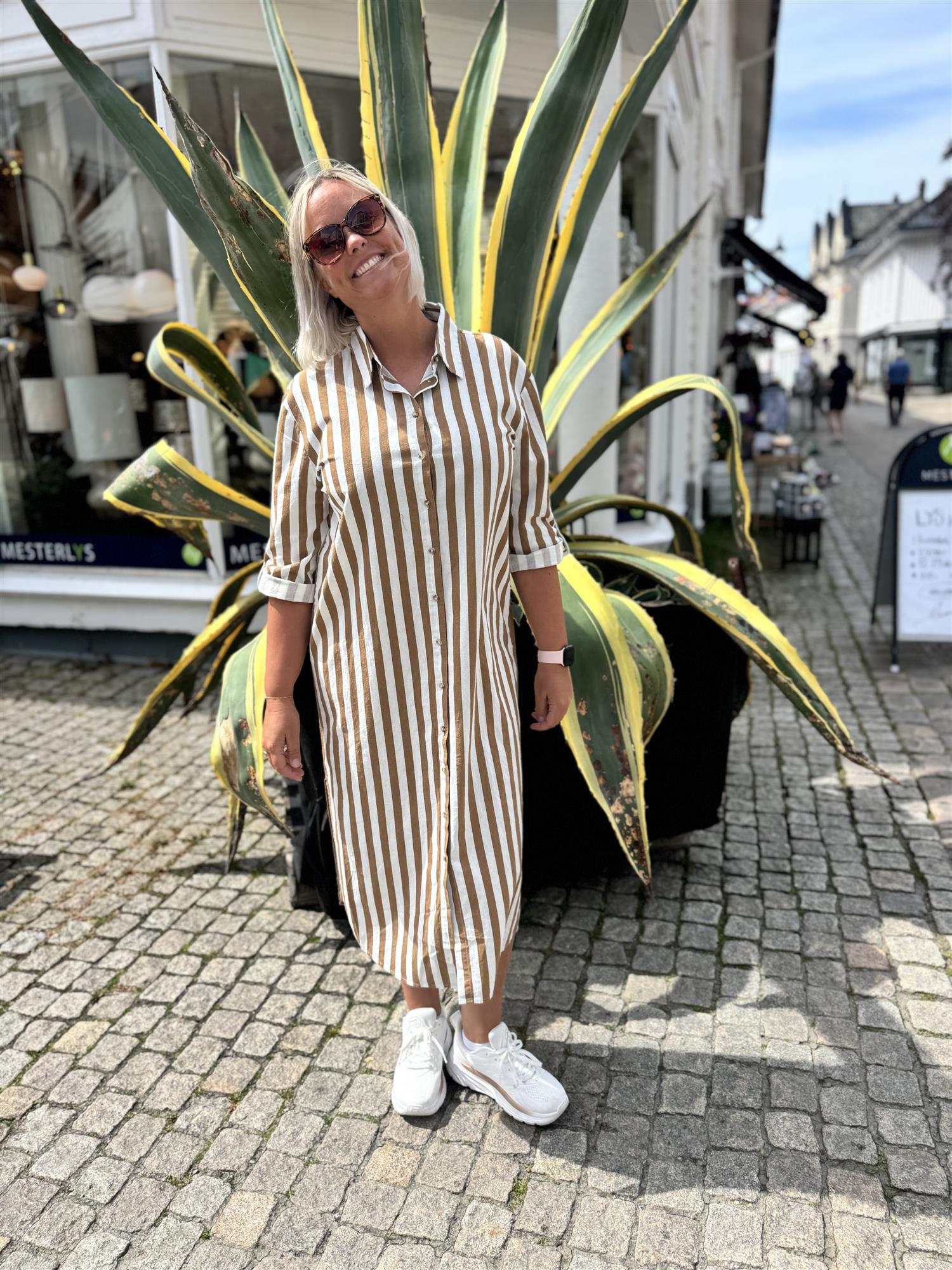Zalindasz Shirt Dress i Tiger's Eye Ice Stripe, kjole fra Saint Tropez hos Image Mandal