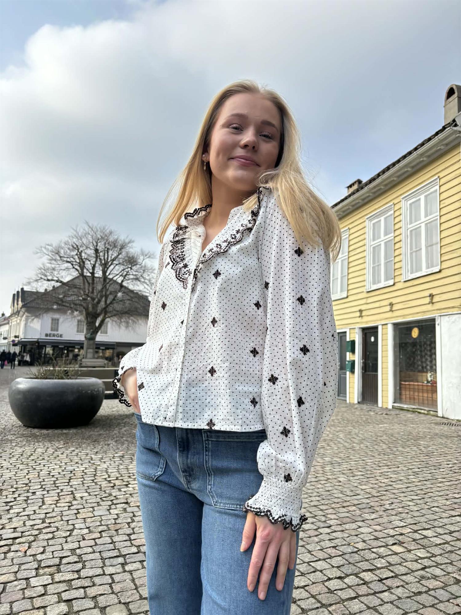 Degas Dot Blouse i hvit ekstra vinkel, skjorte fra Neo Noir hos Image Mandal