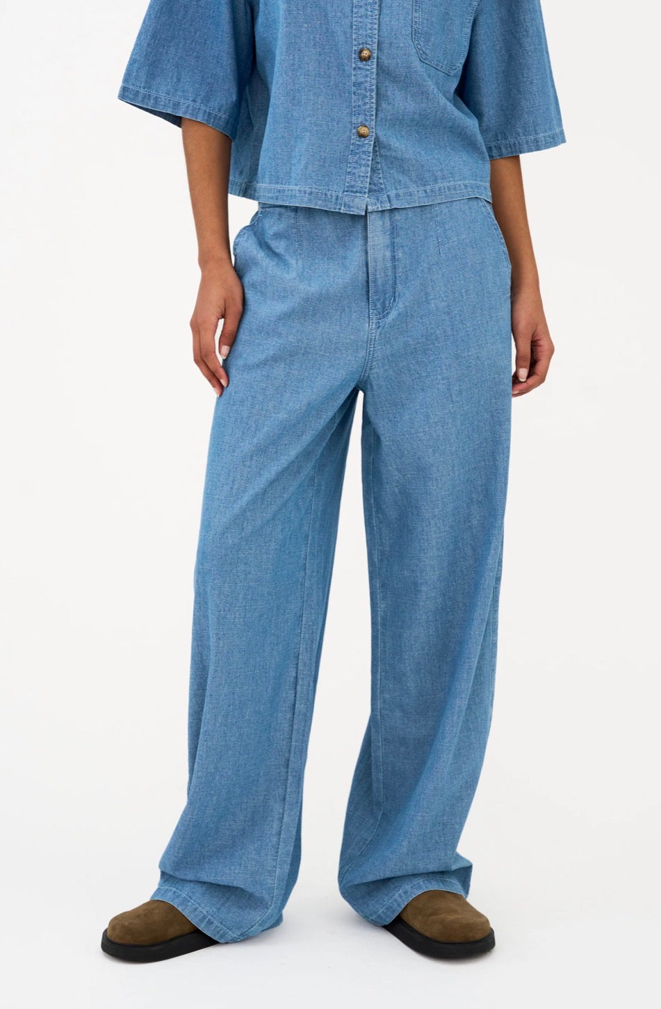Ivy Queen Chambray Pant i denim blå sett fra siden, bukse fra Ivy Copenhagen hos Image Mandal