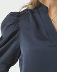 Roella Heavy Sateen Blouse i marineblå alternativt utsnitt, bluse fra Neo Noir hos Image Mandal