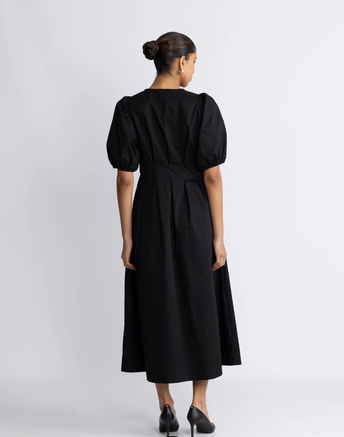 Poppycc Pleat Dress i sort nærbilde av detaljer, kjole fra Co'couture hos Image Mandal