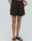 Cristiana-M Shorts i brun sett fra siden, shorts fra MBYM hos Image Mandal
