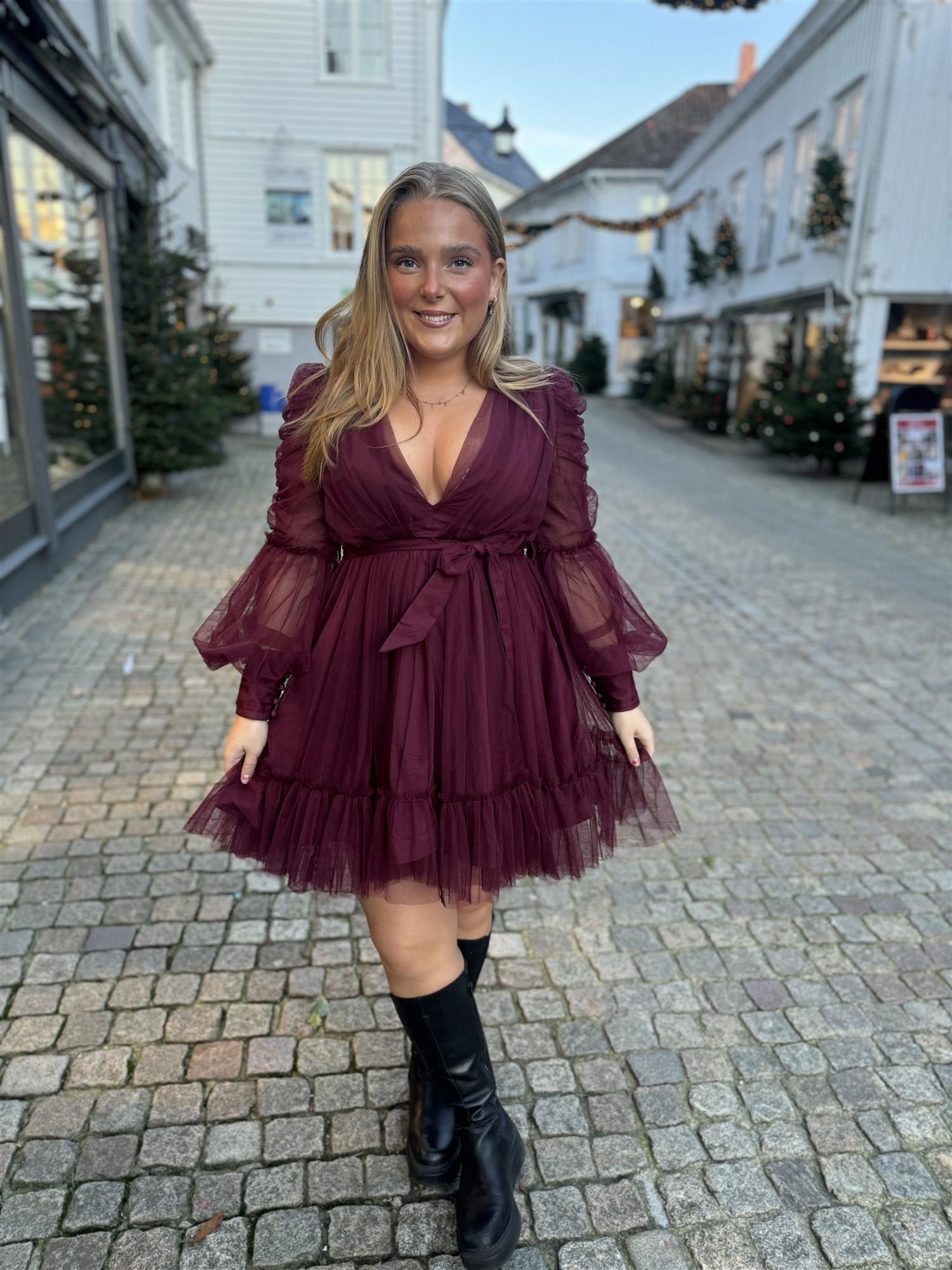 Aurora Dress i rød alternativt utsnitt, kjole fra Golightly hos Image Mandal