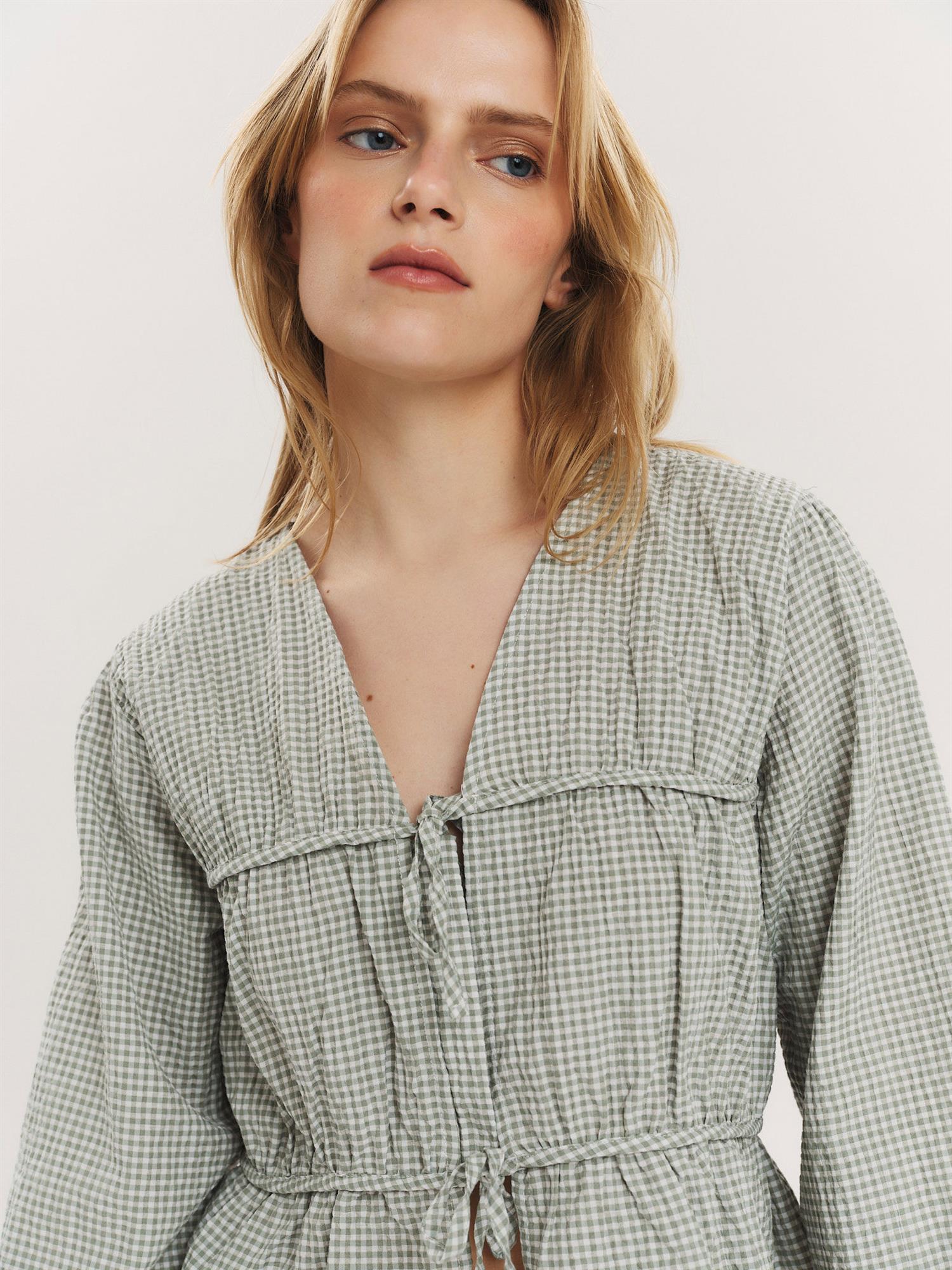 Indiana String Blouse i oliven grønn rutete bakfra, bluse fra Once Untold hos Image Mandal