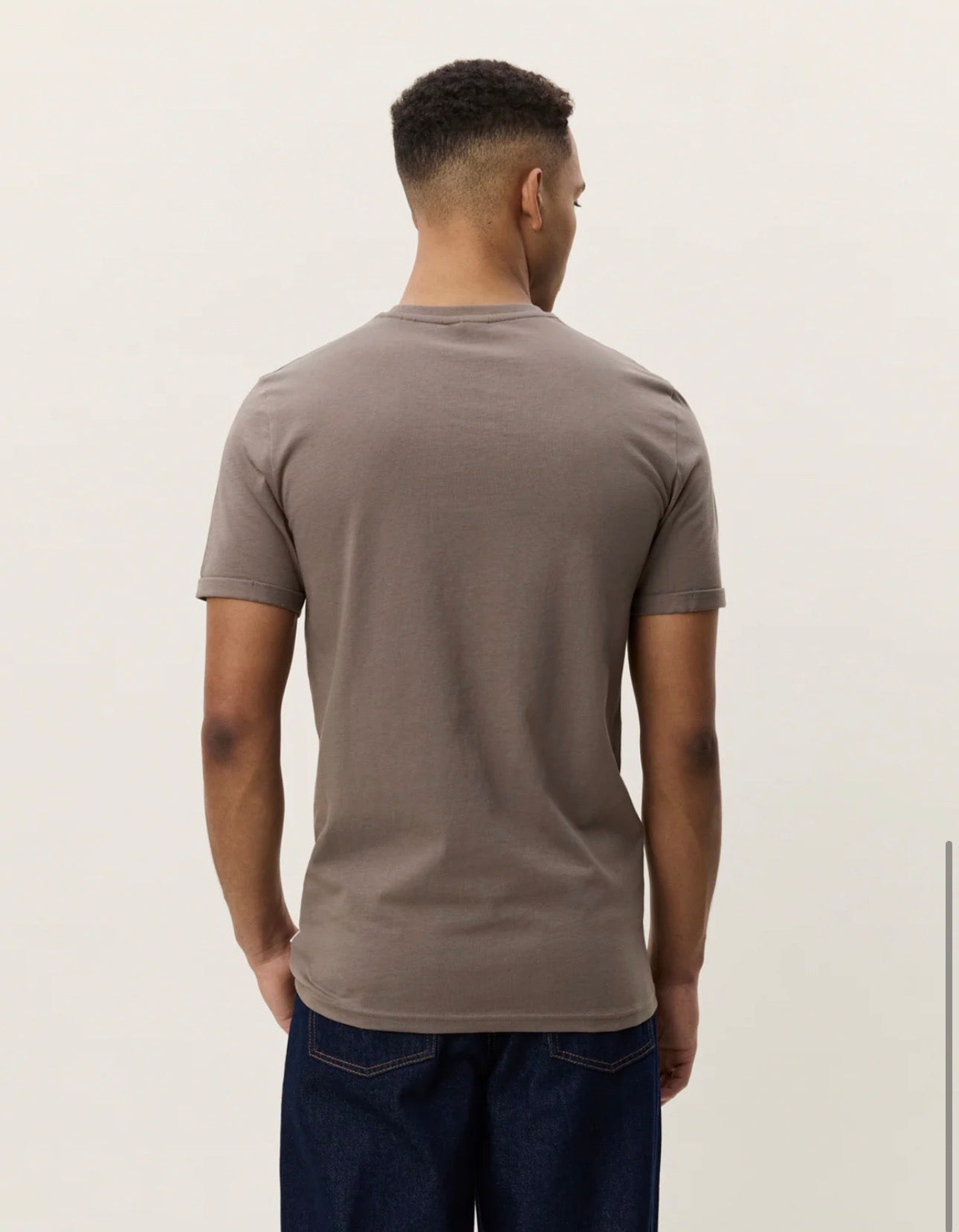 Core Contrast T-Shirt i brun nærbilde av detaljer, t-skjorte fra Les Deux hos Image Mandal