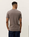 Core Contrast T-Shirt i brun nærbilde av detaljer, t-skjorte fra Les Deux hos Image Mandal