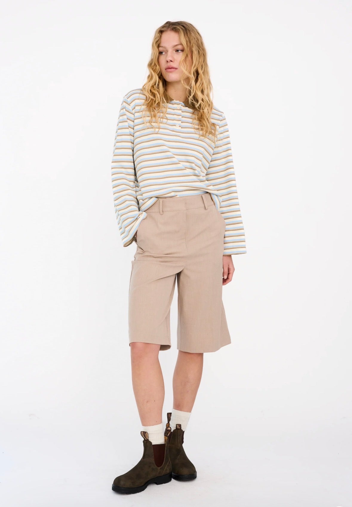 Andrea Long Shorts i beige bakfra, shorts fra Ivy Copenhagen hos Image Mandal