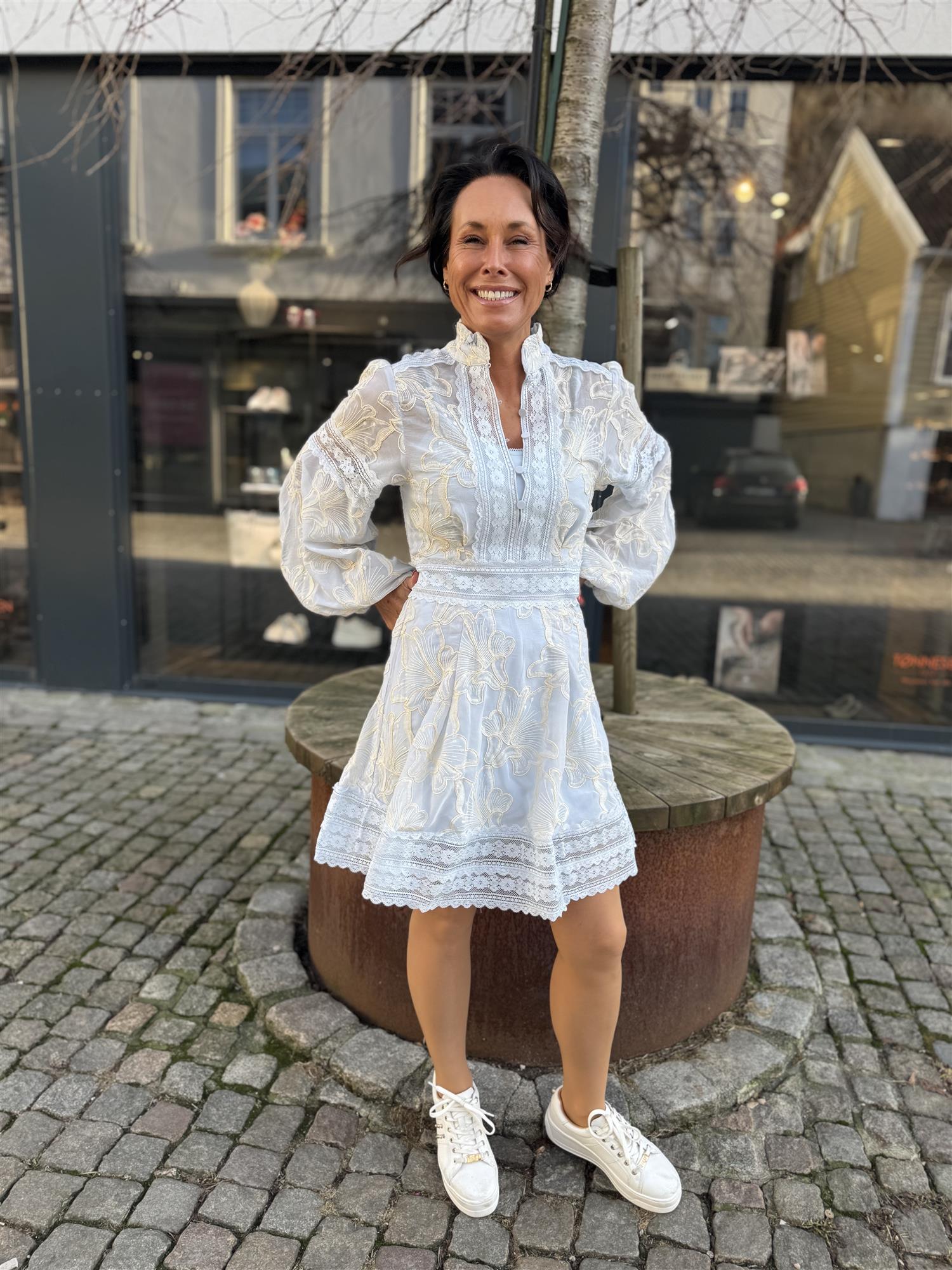 Aliah Needle Dress i lyseblå sett fra siden, kjole fra Ravn Ravn hos Image Mandal