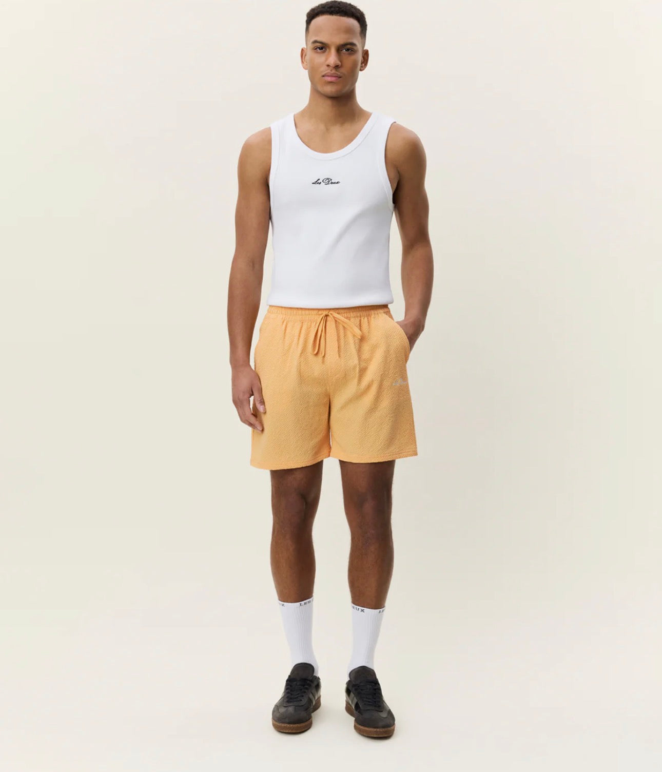 Seersucker Swim Shorts i aprikos, badetøy fra Les Deux hos Image Mandal