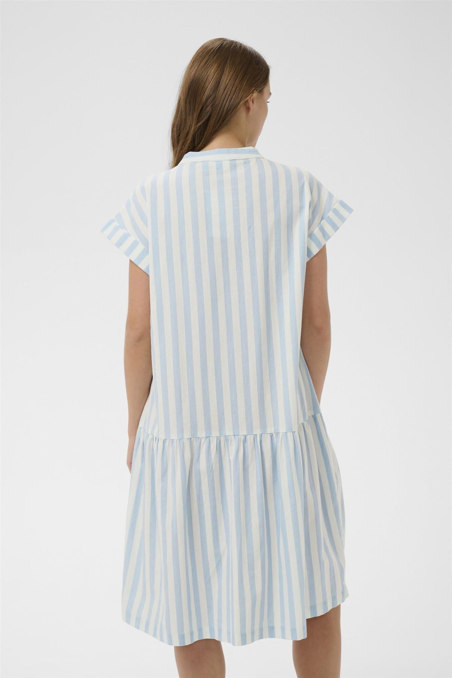 Zalindasz Ss Dress i skyway ice stripet bakfra, kjole fra Saint Tropez hos Image Mandal
