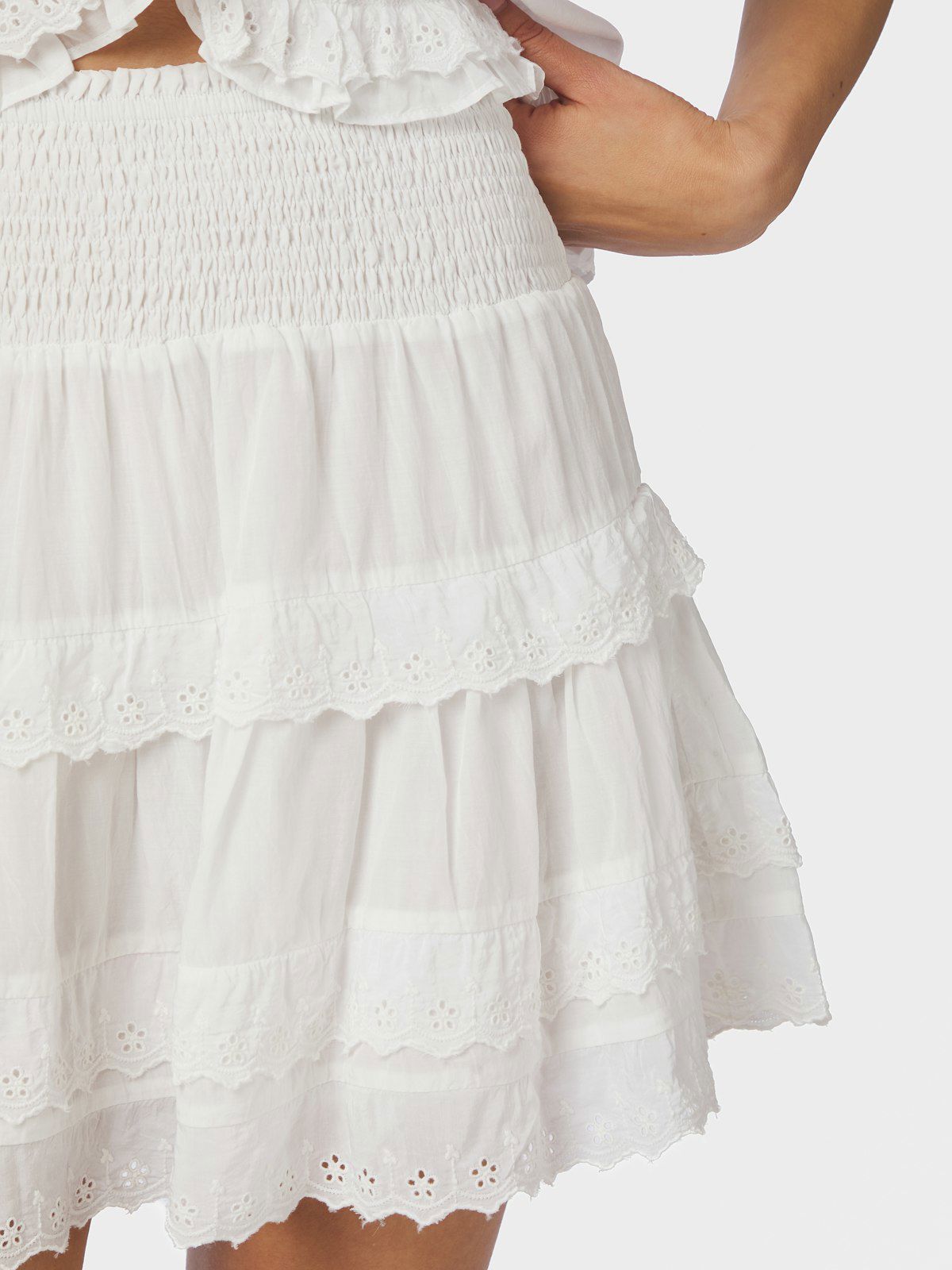 Heidie Ruffle Skirt i hvit sett fra siden, topp fra Neo Noir hos Image Mandal