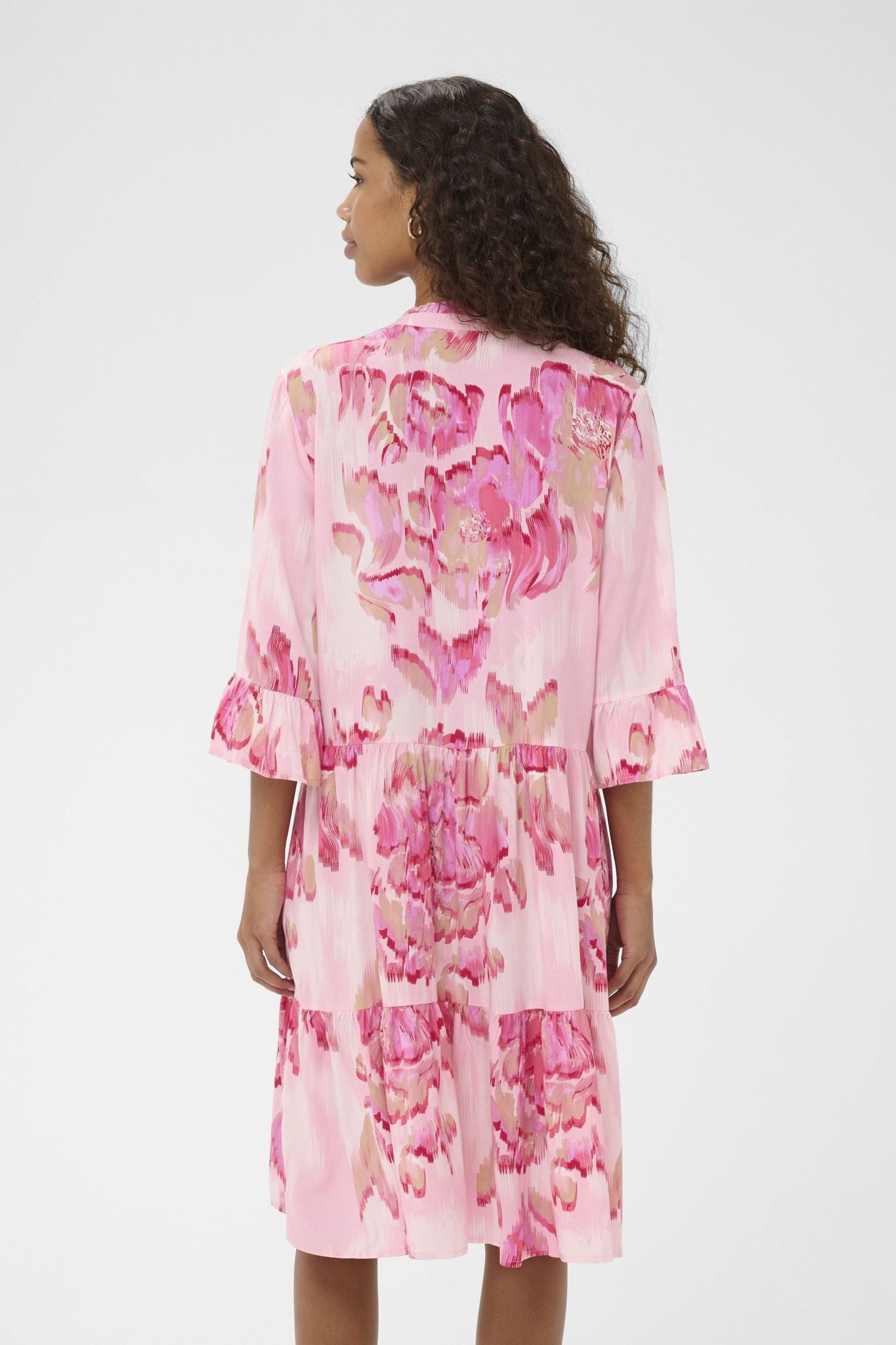 Edasz Dress i poppy shaded flower stylet antrekk, kjole fra Saint Tropez hos Image Mandal