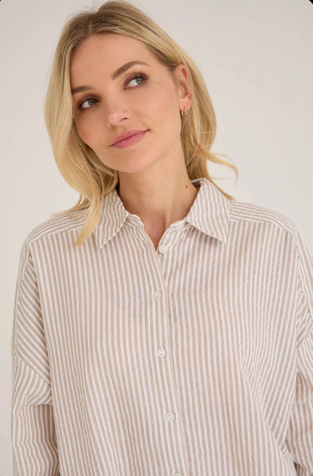 Sonja New Shirt i sand bakfra, skjorte fra A-view hos Image Mandal