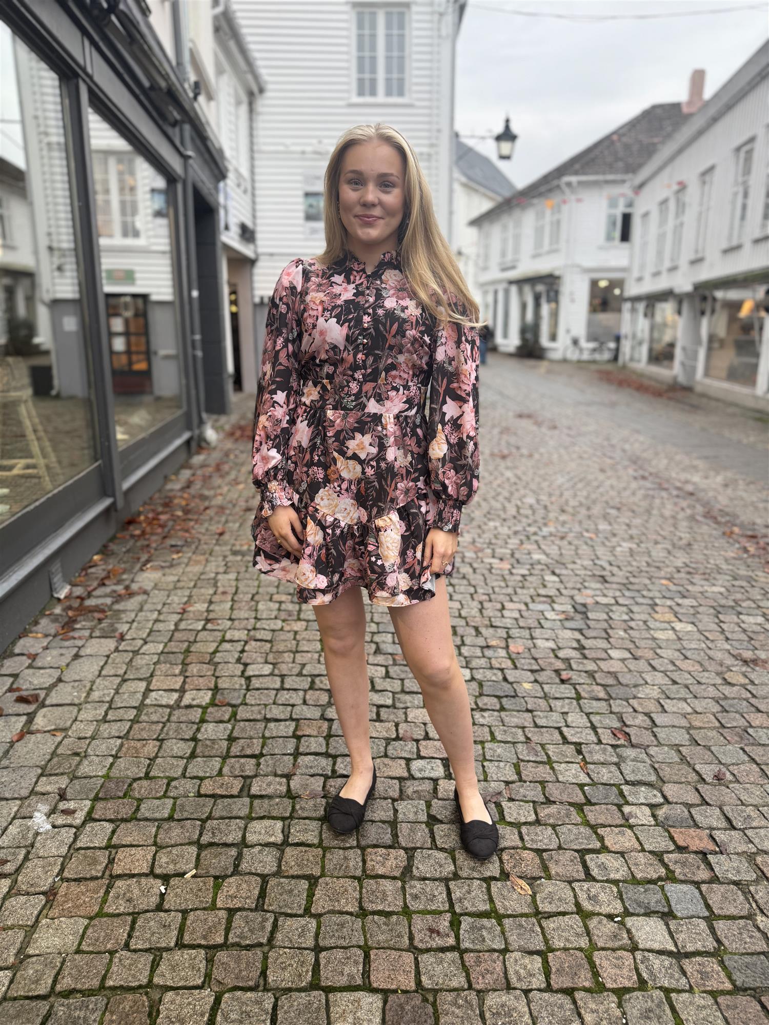 Aberto Big Flower Dress i sort detaljbilde, kjole fra Neo Noir hos Image Mandal