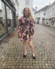 Aberto Big Flower Dress i sort detaljbilde, kjole fra Neo Noir hos Image Mandal