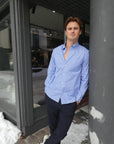 Kent Stripe Poplin Shirt i blå i bomull, skjorte fra Les Deux hos Image Mandal