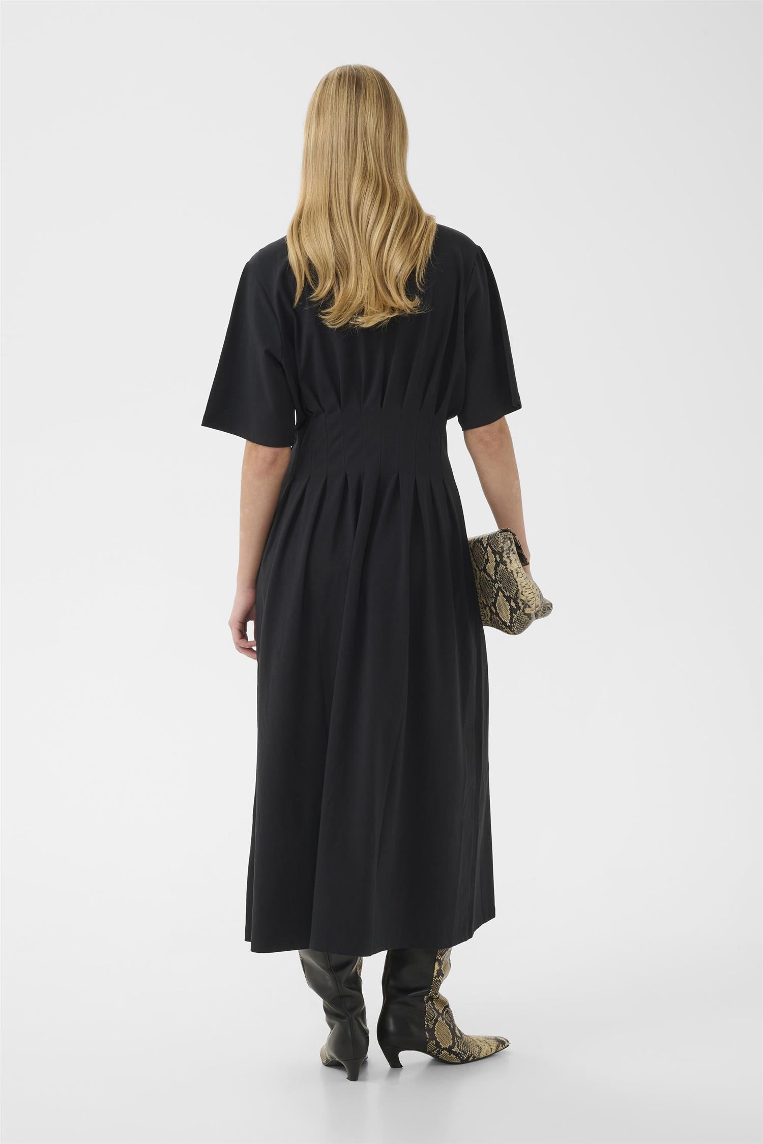 Gzinez Long Dress i sort nærbilde av detaljer, kjole fra Gestuz hos Image Mandal
