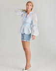 Aliah Needle Blouse i lyseblå i bomull, bluse fra Ravn Ravn hos Image Mandal