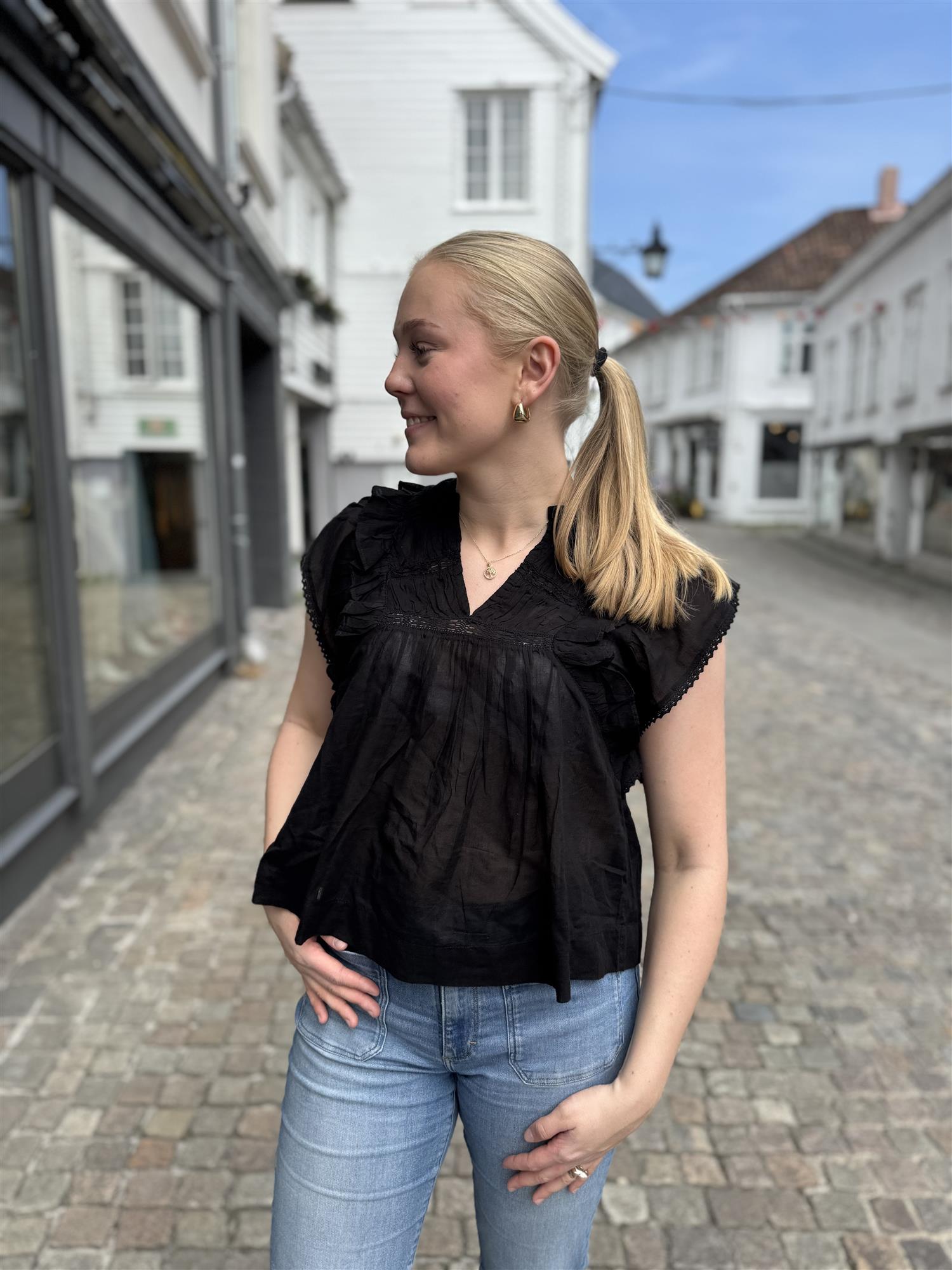 Jayla Voile Top i sort styling-inspirasjon, bluse fra Neo Noir hos Image Mandal