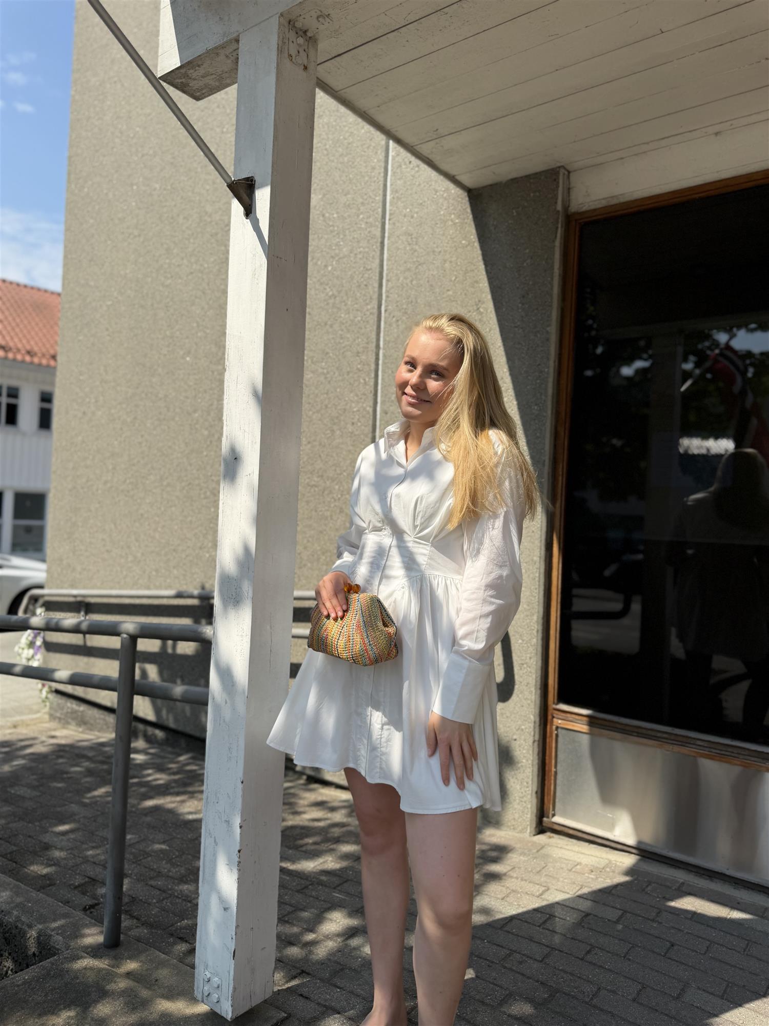 Ulissa Poplin Shirt Dress i Off White, kjole fra Neo Noir hos Image Mandal