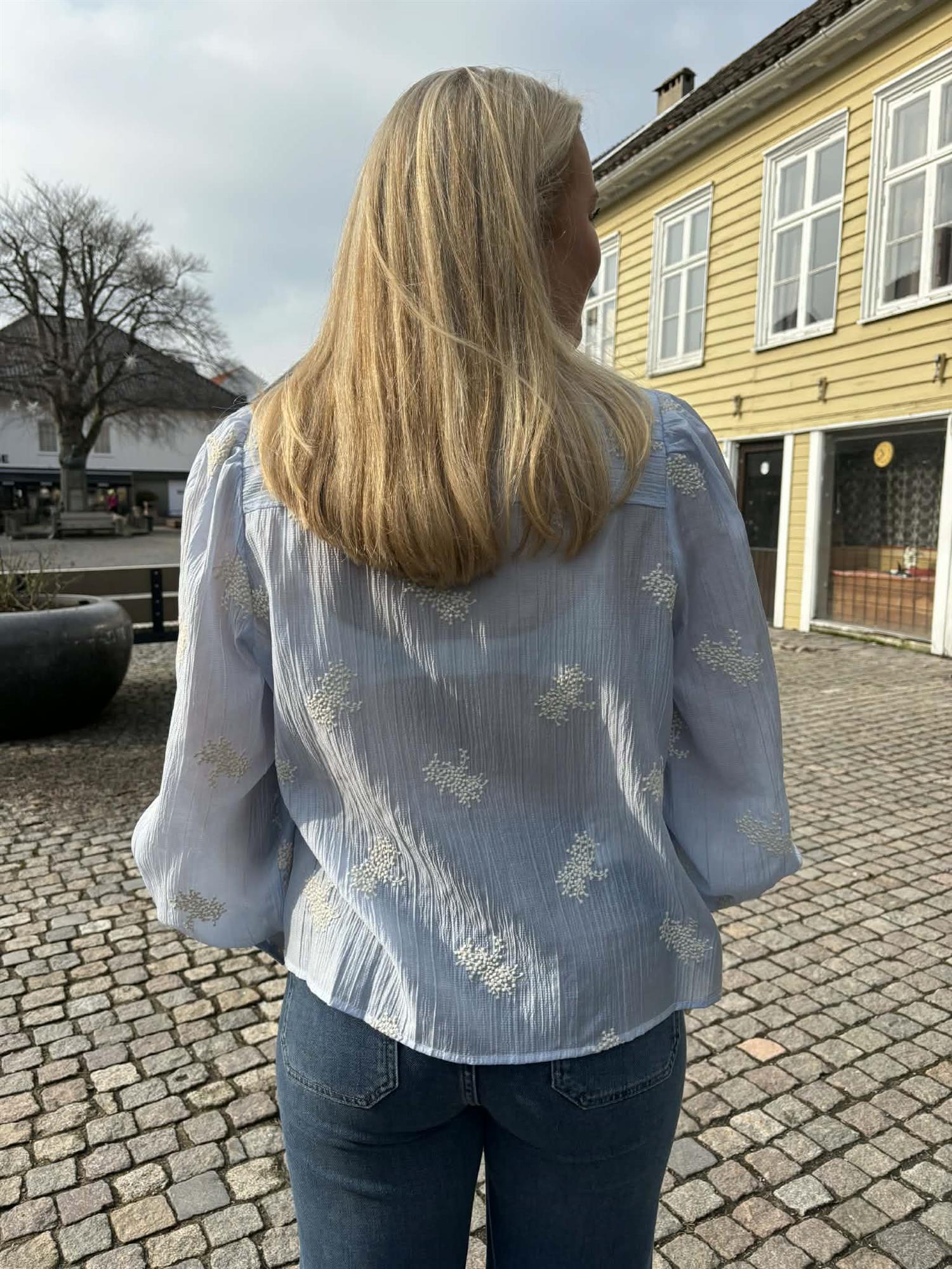 Ameliacc Emb Shirt alternativt utsnitt, skjorte fra Co'couture hos Image Mandal