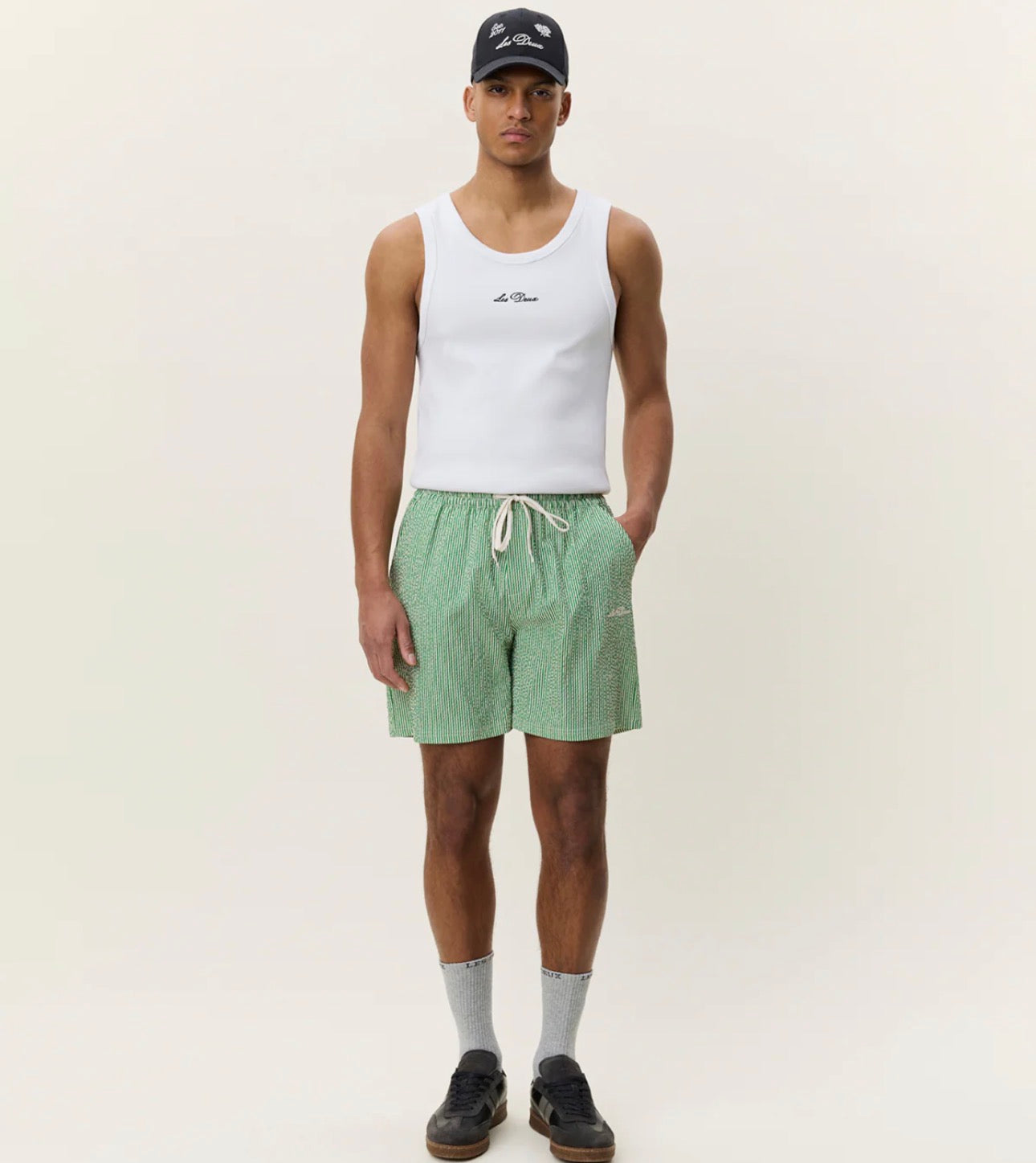 Stripe Seersucker Swim Shorts i grønn sett fra siden, badetøy fra Les Deux hos Image Mandal