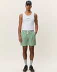 Stripe Seersucker Swim Shorts i grønn sett fra siden, badetøy fra Les Deux hos Image Mandal