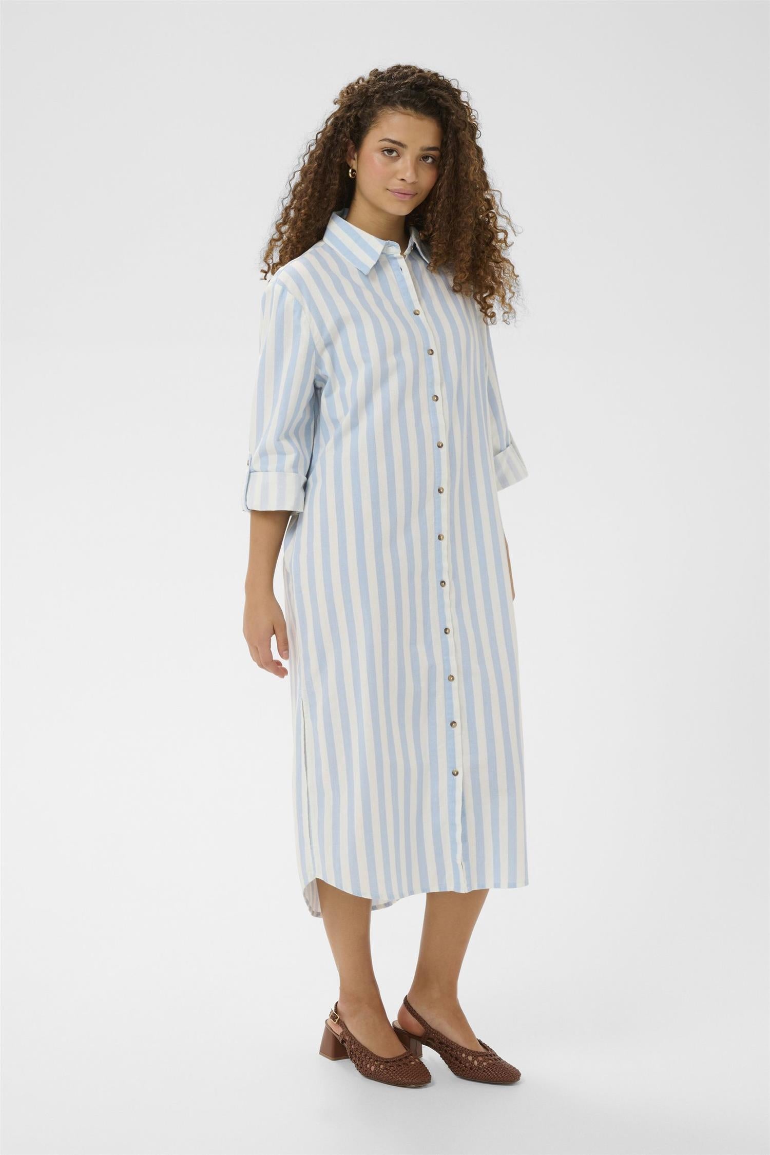 Zalindasz Shirt Dress i skyway ice stripet bakfra, kjole fra Saint Tropez hos Image Mandal