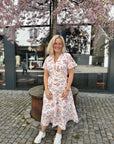 Shana-M Dress i rød nærbilde av detaljer, kjole fra MBYM hos Image Mandal