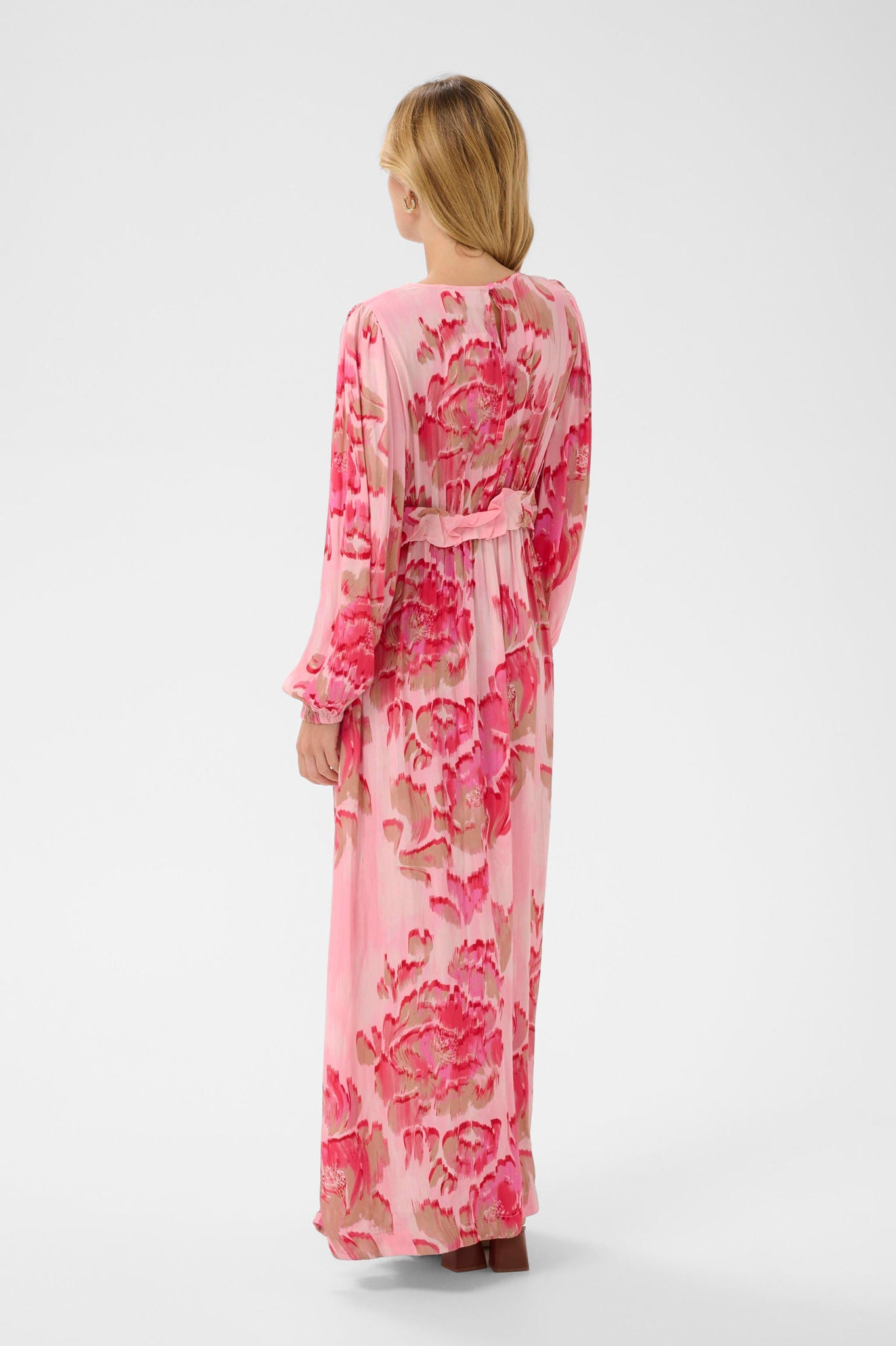 Pollyanasz Dress i poppy shaded flower nærbilde av detaljer, kjole fra Saint Tropez hos Image Mandal