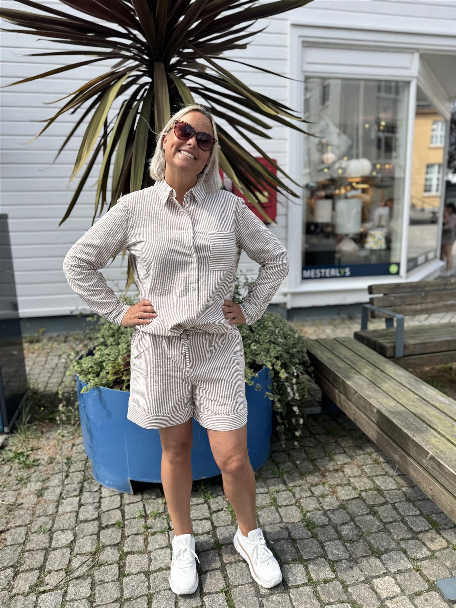 Elmikosz N. Shirt i Toasted Coconut Ice Stripe, skjorte fra Saint Tropez hos Image Mandal