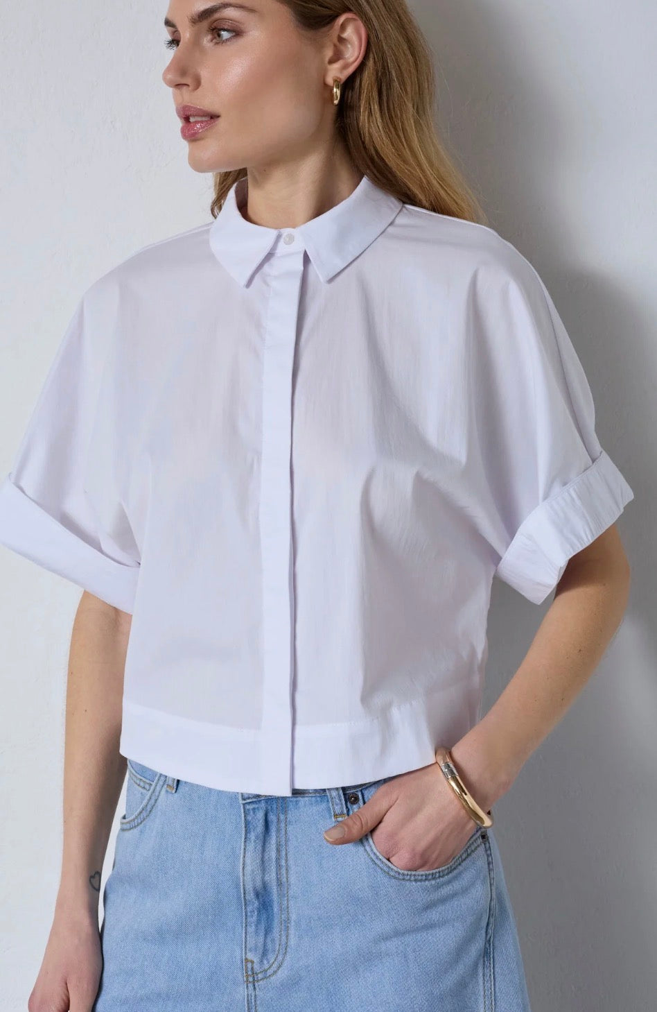 Elaracc Ss Shirt i hvit nærbilde av detaljer, skjorte fra Co'couture hos Image Mandal
