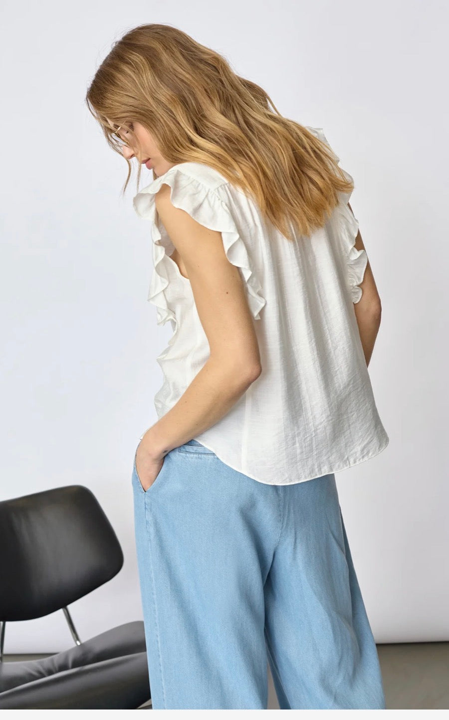 Heracc Frill Ss V-Top i hvit nærbilde av detaljer, bluse fra Co'couture hos Image Mandal