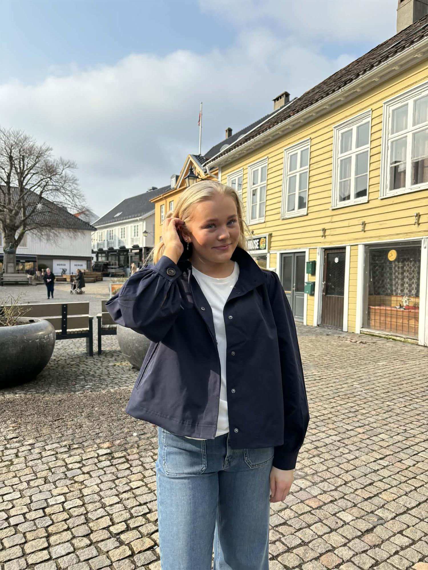 Olinasz Short Jacket i marineblå ekstra vinkel, yttertøy fra Saint Tropez hos Image Mandal