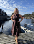 Tiffany Kjole i brun på modell, kjole fra Golightly hos Image Mandal