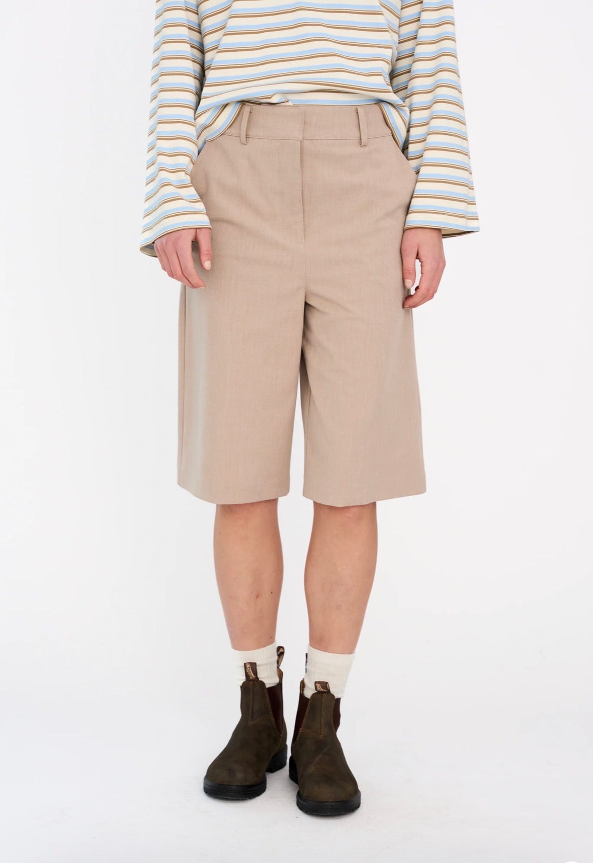 Andrea Long Shorts i beige nærbilde av detaljer, shorts fra Ivy Copenhagen hos Image Mandal