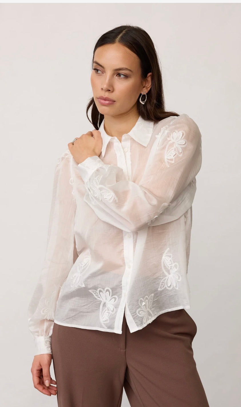 Novincc Emb Ls Shirt i offwhite, skjorte fra Co'couture hos Image Mandal