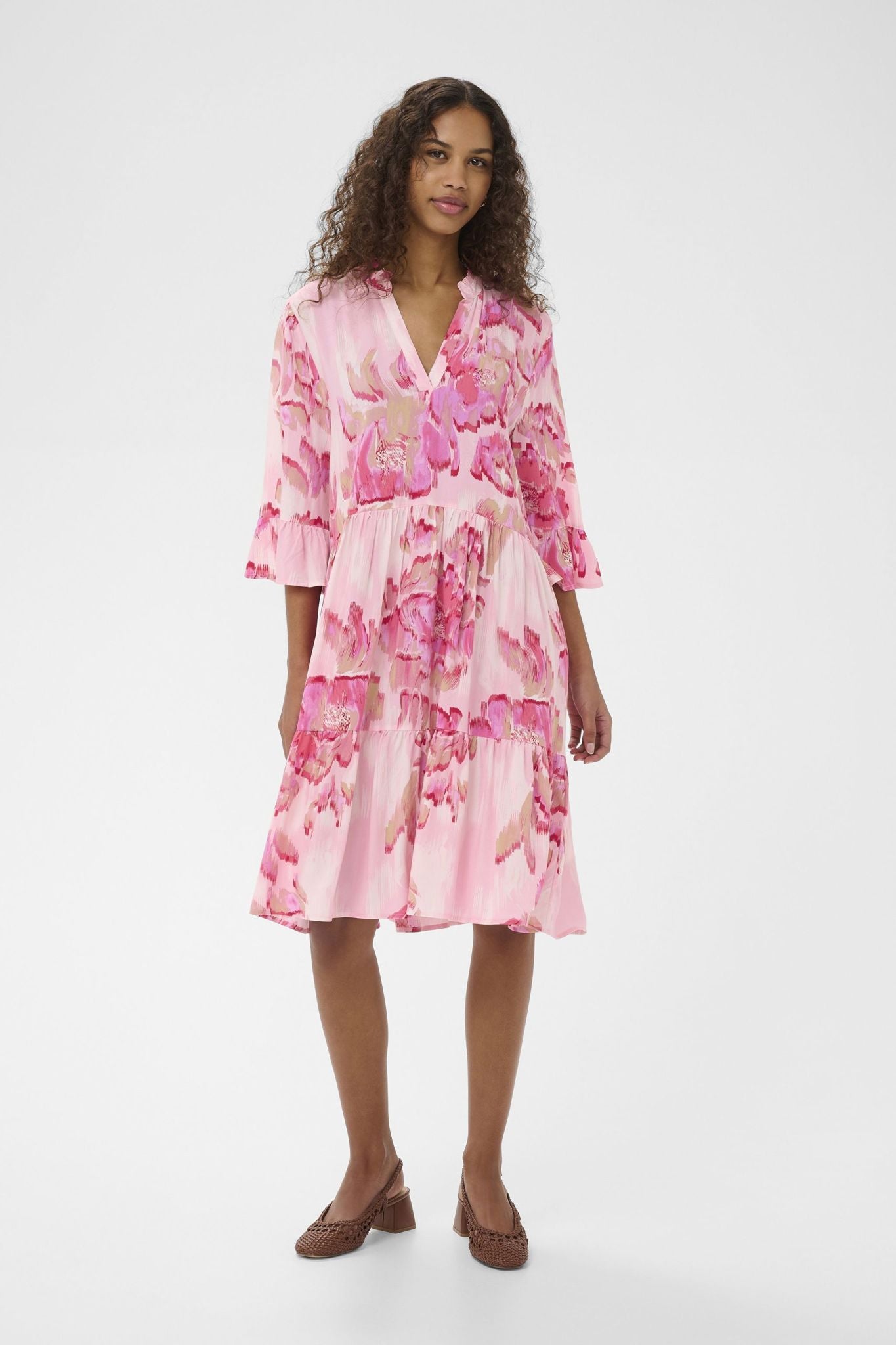 Edasz Dress i poppy shaded flower sett fra siden, kjole fra Saint Tropez hos Image Mandal
