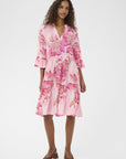 Edasz Dress i poppy shaded flower sett fra siden, kjole fra Saint Tropez hos Image Mandal