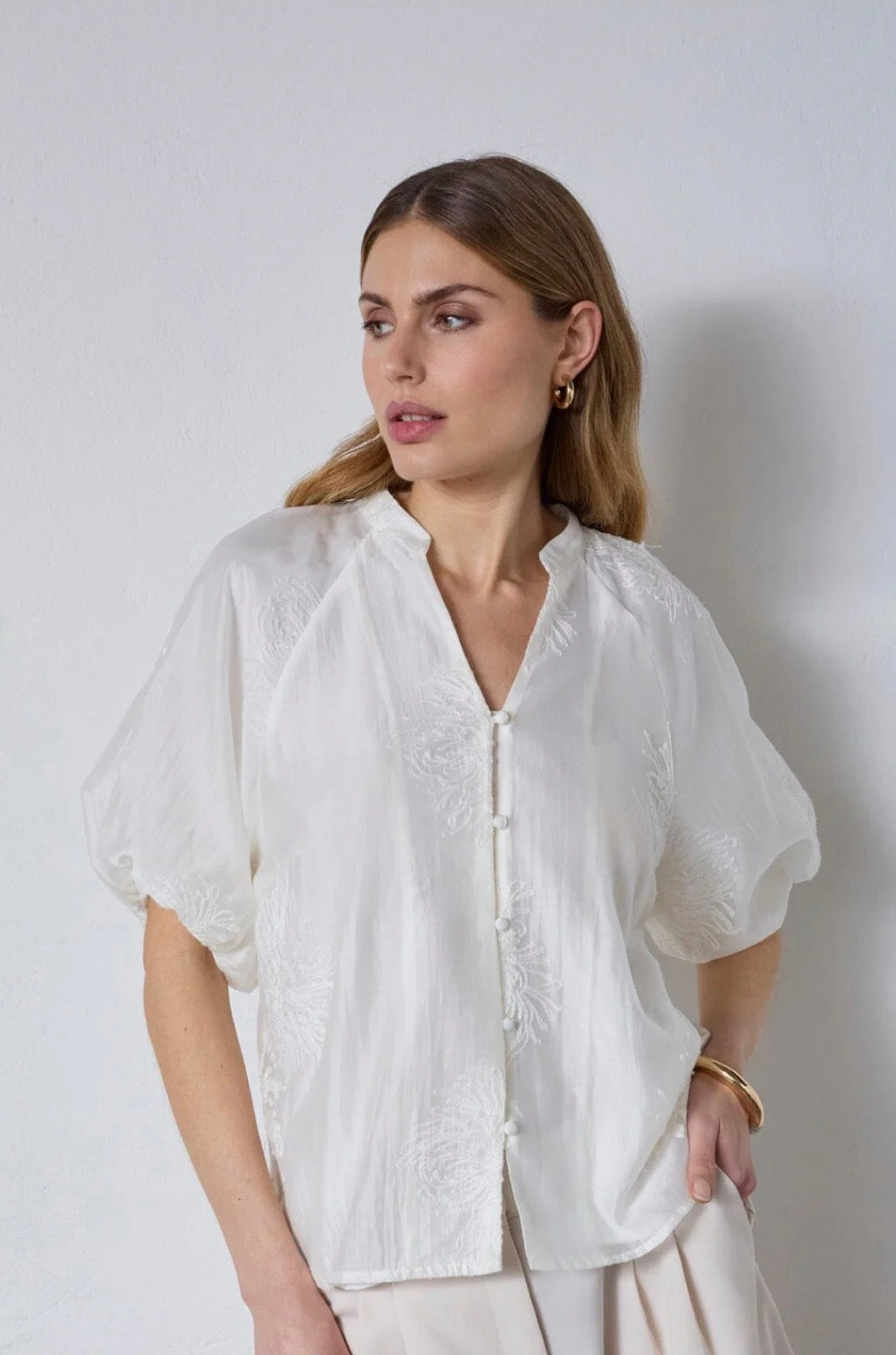 Neacc Ss V-Shirt i hvit, bluse fra Co'couture hos Image Mandal