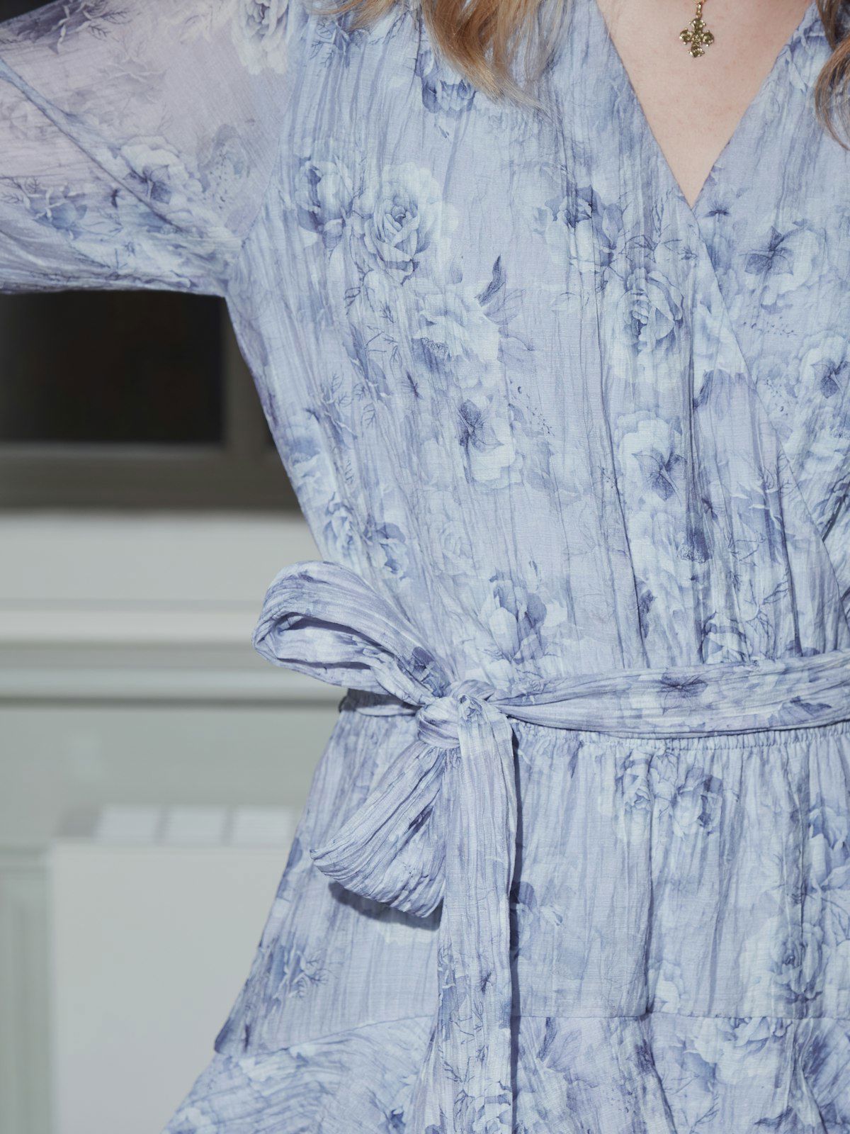 Denila Crepe Print Dress i dus blå bakfra, kjole fra Neo Noir hos Image Mandal