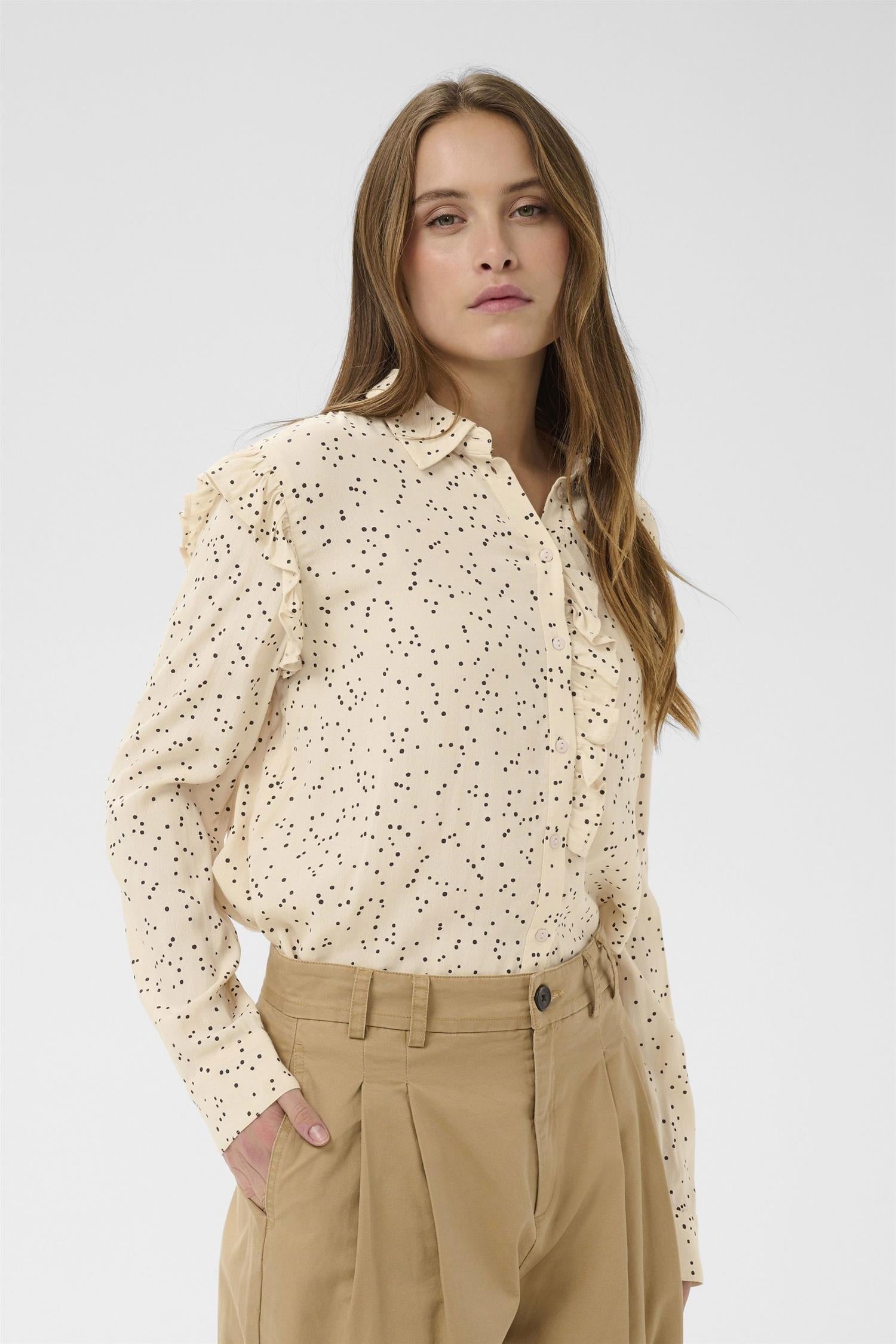 Pierrasz Shirt i creme sort mini dots nærbilde av detaljer, skjorte fra Saint Tropez hos Image Mandal