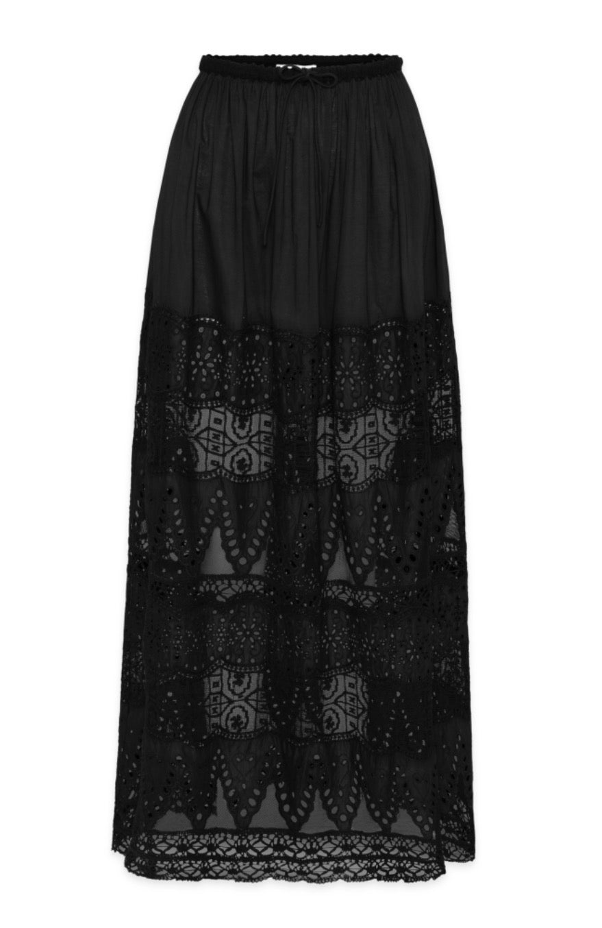 Cannoli i sort sett fra siden, skjørt fra Pia Tjelta hos Image Mandal
