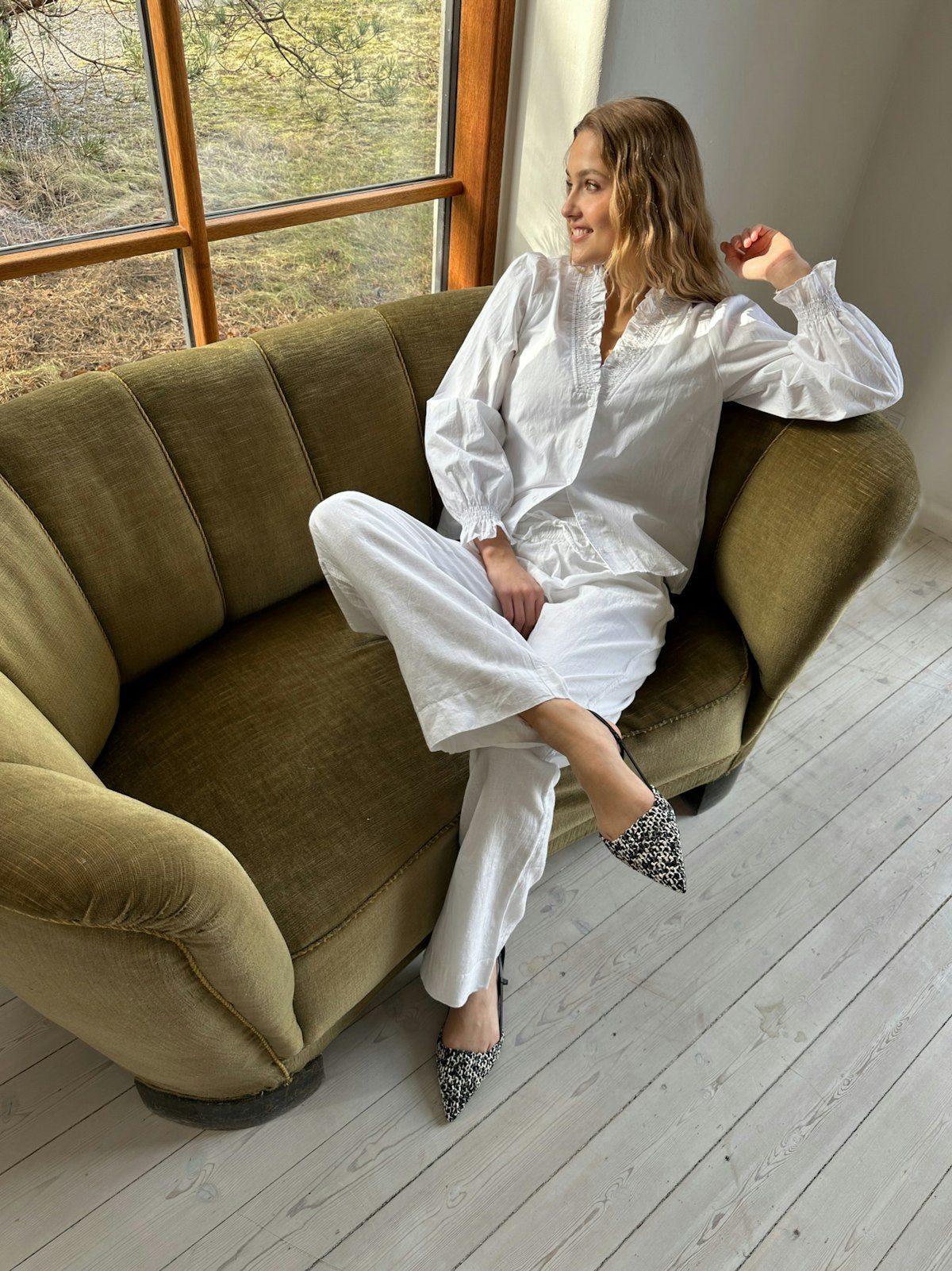Brielle Solid Blouse i hvit styling-inspirasjon, bluse fra Neo Noir hos Image Mandal