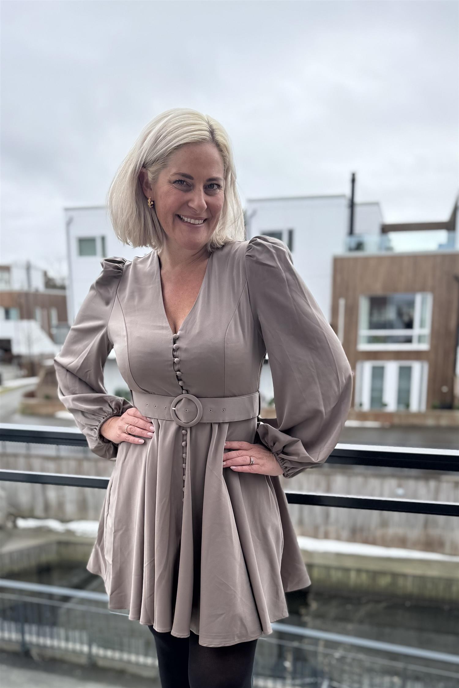 Queen Satin Dress detaljbilde, kjole fra Golightly hos Image Mandal