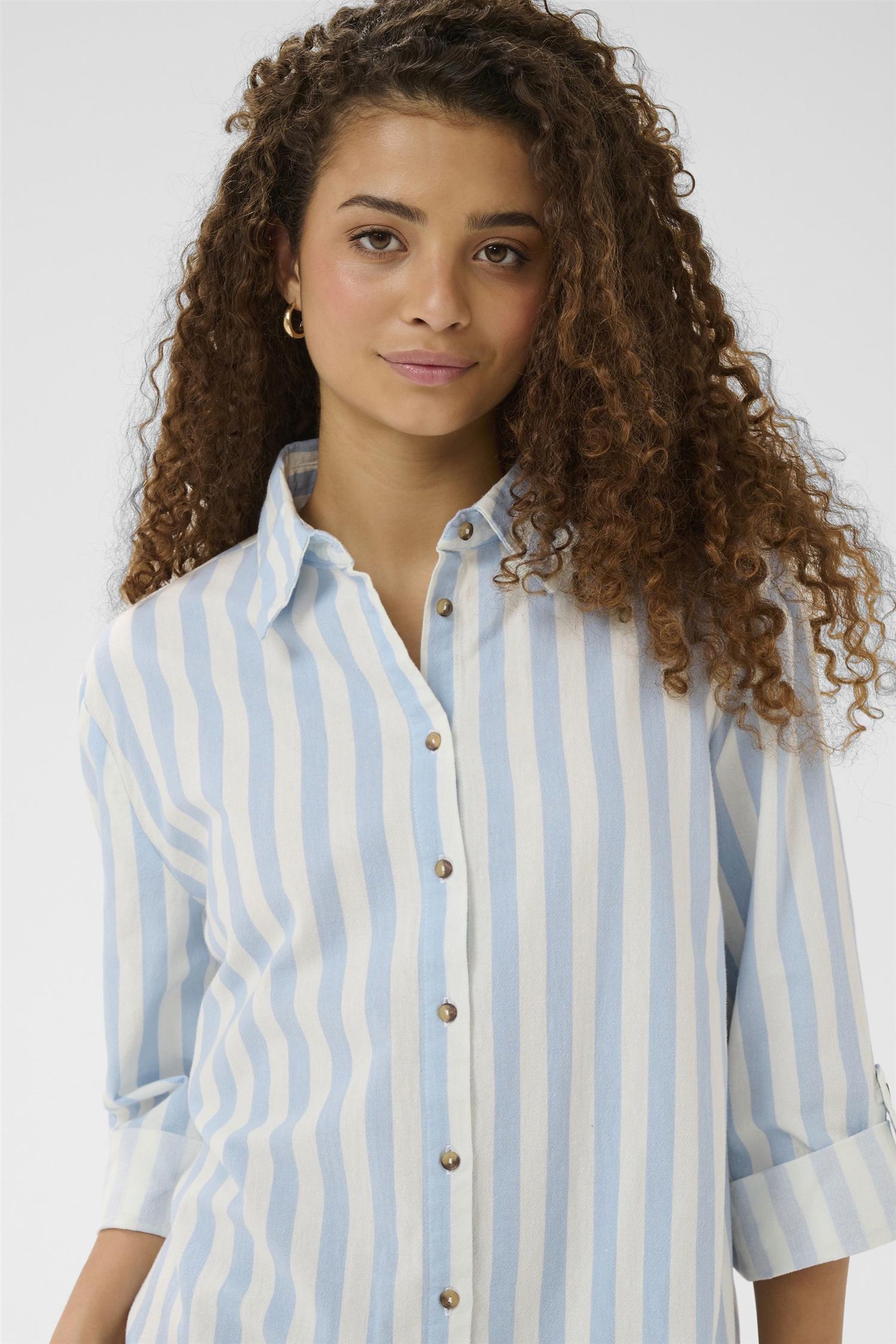 Zalindasz Shirt Dress i skyway ice stripet stylet antrekk, kjole fra Saint Tropez hos Image Mandal