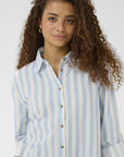 Zalindasz Shirt Dress i skyway ice stripet stylet antrekk, kjole fra Saint Tropez hos Image Mandal